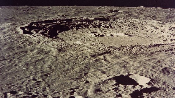 Le cratere Copernicus (100 km de diametre) vu par les astronautes d'Apollo 17