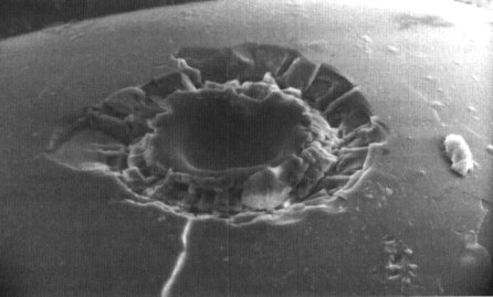 cratere microscopique sur un echantillon lunaire